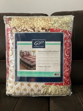 NEW GP GRAMERCY PARK Triple Ruffle Bed Spread Queen Size